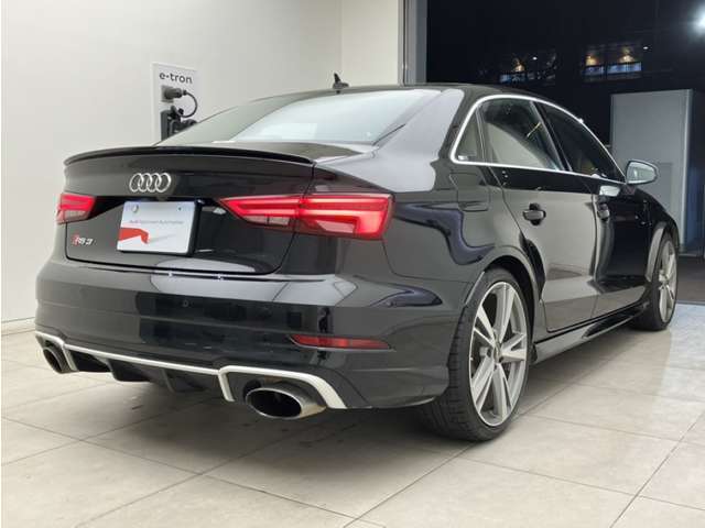 当店ではAudiの定める100項目に及ぶ納車前の法定点検整備を無料で実施後、ご納車しております。また、認定中古車の保証期間は販売会社によって異なりますが、当店では1年間の長期保証を無償付帯しております。