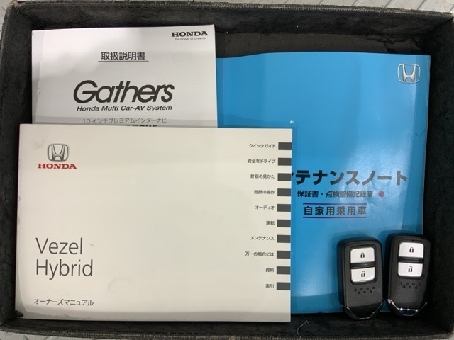 スマートキーは鍵をバッグに入れたままでもドアロックの開閉やエンジンのON・OFFができます。夜間や雨の日も鍵を探さなくて良いので便利です。