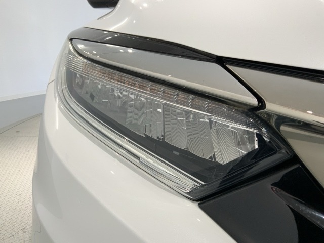 LEDヘッドライトは、点灯の瞬間から最大光量を発揮し、突然暗くなるトンネルなどでの安定感を高めます。