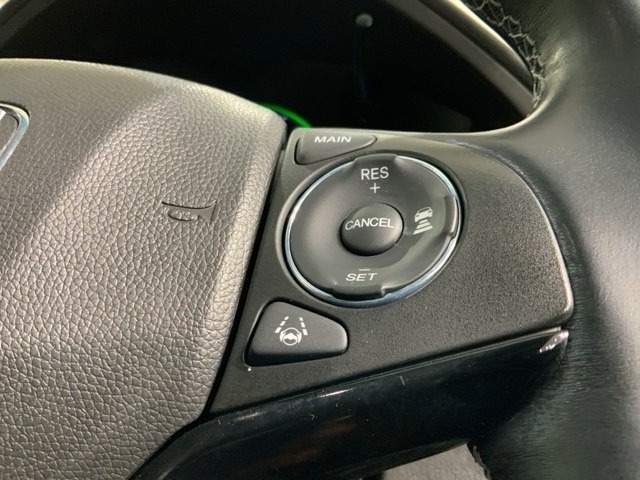 クルーズコントロールを装備しています。高速道路などで一定の速度で走ってくれるので運転が楽ですよ！速度を設定できますので、スピードの出しすぎにも注意できます。