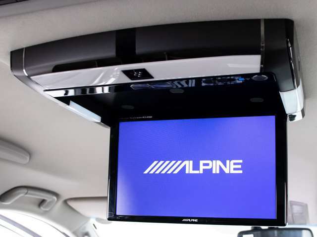 後席フリップダウンモニター装備！後席の方も一緒にご覧になれます！ドライブも大勢で楽しく行けますね！