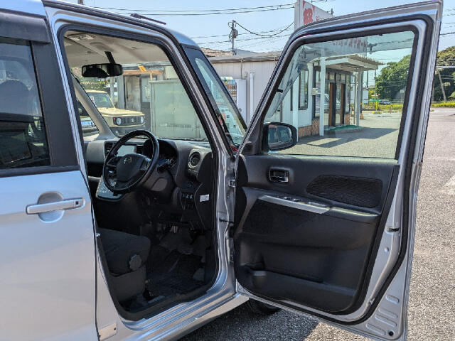 「当社のこだわり」入庫後のお車は選任スタッフによる細部清掃を実施しております。足回り、エンジンルーム、室内、室外を隅々まで綺麗にしております。展示車はキレイです。全国配送も可能ですのでご相談下さい！