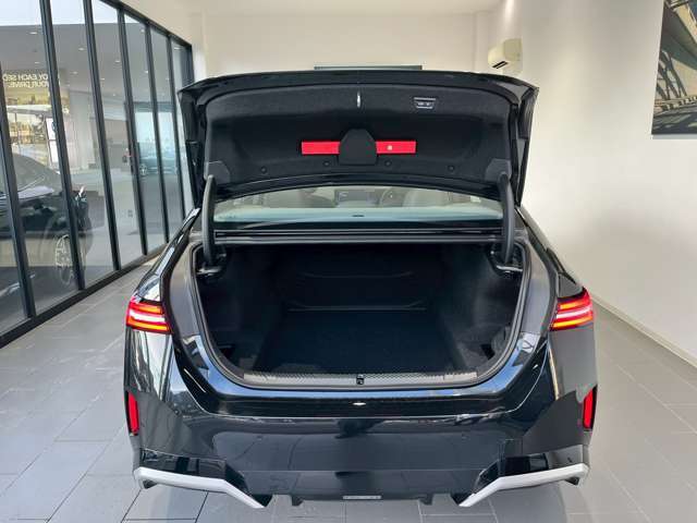 【展示場について】九州エリア最大級の展示場常時30台以上のBMWを展示しております。入庫する予定車両やNET掲載が間に合っていない車両も御座いますので是非一度お問い合わせ下さい。