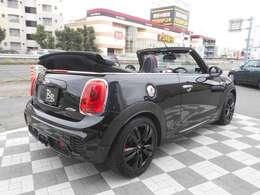 コンフォートアクセスやアームレスト、レーダー探知機やバックカメラ、ピアノブラックパネルやドライビングモード、ヘッドアップディスプレイやシートヒーターなどなど、様々な装備が備わったこだわり仕様です！