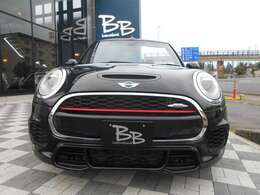 2016年式のMINIコンバーチブル、JCW（ジョンクーパーワークス）が入庫いたしました。言わずと知れたMINIのチューニングモデルで、内外装のデザインから機関系までスポーツ仕様に変更されております！
