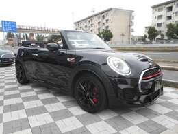 ボディカラーには硬派な「ミッドナイトブラック」がチョイスされており、シートはレザーとアルカンターラのコンビシートが装着されております。純正17インチホイールもブラックアウトされており、かっこいいです！