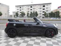 走行距離は45，300kmと年式の割に少ないワンオーナー禁煙車で、しっかりと整備されていたことがわかる整備記録簿も毎年分残っております。内外装・機関系共に状態はよく、大事に乗られていたのがわかります！