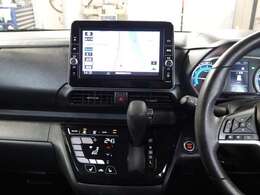 インパネCVTシフトレバーとエアコン操作はタッチパネルです。