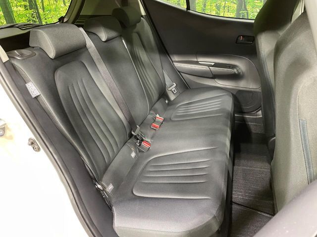 後部座席も気になるようなキズ・汚れやへたり等、大きなダメージはなく、良好な状態です。