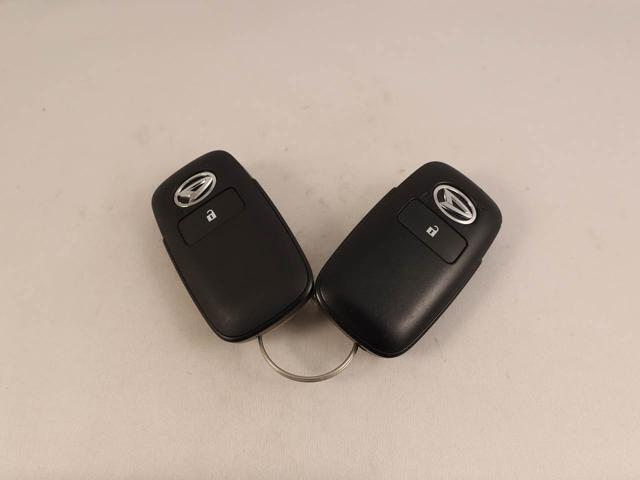 カバンやポケットに入れたままでもドアの施錠・解錠が可能なスマートキーを装備。エンジンのオン・オフ時もカギを取り出す必要が無いからとっても便利です♪