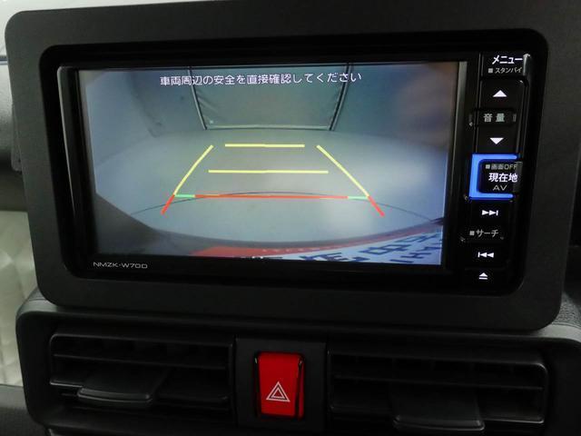 後退時に車両の後ろ側をモニター画面に表示します。車庫入れなどでバックする際に後方確認ができて便利です。車庫入れが苦手な人もこれで安心。