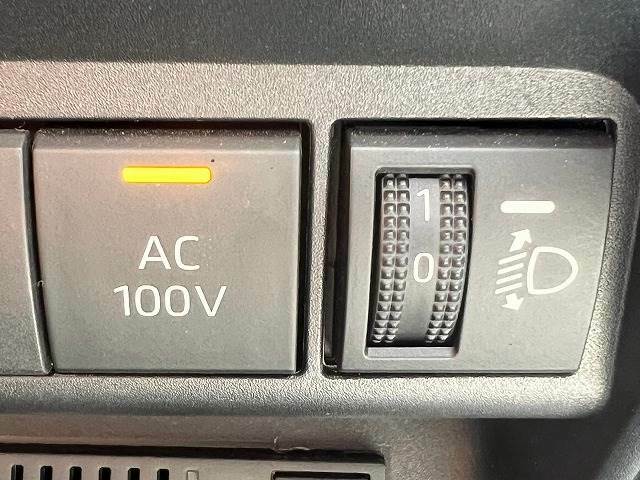 メーカーオプションの【AC100V】コンセント付きですので家庭用電化製品が車内でご利用いただけます。