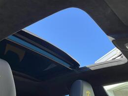 天井の画像です。店舗にて現車の確認もいただけますので、お電話で在庫のご確認の上是非ご来店くださいませ！！！ワクワクするクルマ選びをご提案します！