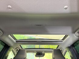 【パノラマルーフ】大型のガラスルーフ搭載で車内の解放感が一気にアップ！開放的なドライブをお楽しみいただけます。