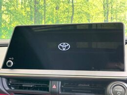 【12.3インチディスプレイオーディオ】スマートフォンと連携が可能な大画面ディスプレイオーディオです。スマートフォンのナビ機能を使用したり、Bluetooth接続で音楽もお楽しみいただけます！