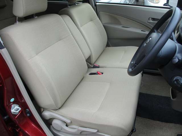 禁煙車。キレイなシートです。内装除菌クリーニング済みで気持ち良くお乗り頂けます。