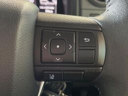 【レーントレーシングアシスト】高速道路走行時、車線からはみ出しそうになるとレーンの中央を走るようにステアリング操作をアシスト。より安全な運転をサポートしてくれます！