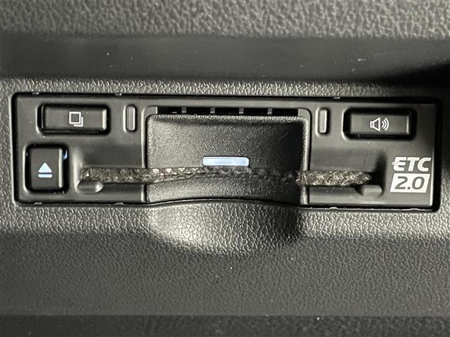 【ETC】有料道路を利用する際に料金所で停止することなく通過できる、ETC車載器（ノンストップ自動料金収受システム機器）が装備されています。セットアップを行うことで利用可能になります。