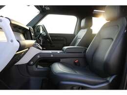 ナビシートはゆったりと座る事が可能となっています。フロント部には収納スペースが多くある為、多種多様な使い方が可能です。