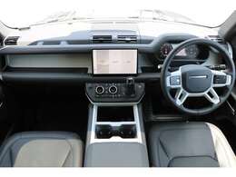 ランドローバー伝統の垂直と直線を基調とするインテリアデザインがオフロードカーならではのイメージを作り上げています。