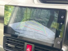 【バックカメラ】駐車時に後方がリアルタイム映像で確認できます。大型商業施設や立体駐車場での駐車時や、夜間のバック時に大活躍！運転スキルに関わらず、今や必須となった装備のひとつです！