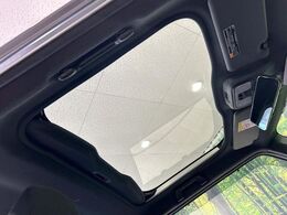 【ガラスルーフ】ガラスルーフ搭載で車内の解放感が一気にアップ！開放的なドライブをお楽しみいただけます。