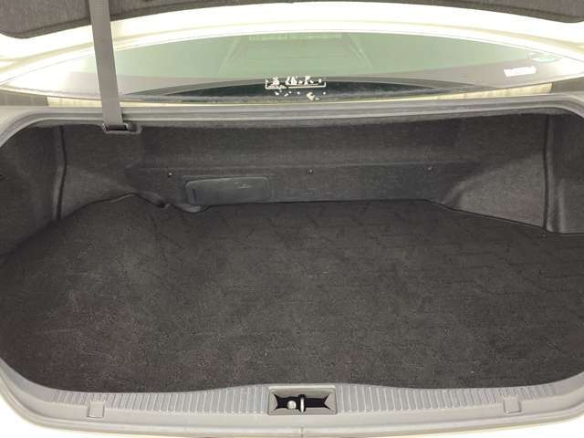 【トランク】積み込みやすくて、たっぷり積める荷室です。シートアレンジできるものは、乗車人数と荷物の量や大きさによってシートを動かすことができるので、より快適なドライブが可能です！