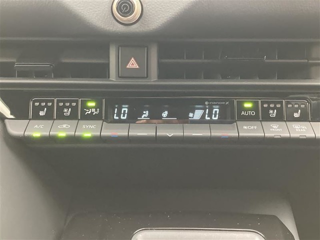 オートエアコンは温度を設定するだけで、自動で風量などを設定してくれます。運転しながら操作も必要ないので、安全性も向上します。