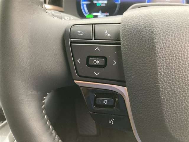 運転中、オーディオの操作をしてて、ハッとしたことはありませんか？ステアリングスイッチは、運転中でもハンドルでオーディオの操作が可能です。安全なドライブをサポートします。