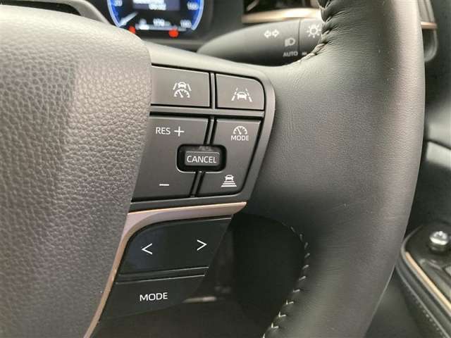 前方の車との車間を設定し、スピードを上げたり緩めたりを自動で行ってくれる追尾式の「レーダークルーズ」。上級装備の一つです！高級車にしかつかない嬉しい機能です。