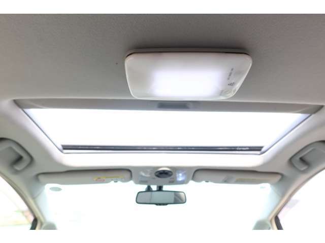【サンルーフ】もついております！純正オプション品であり、新車購入時につけておかなければいけません！後付不可の装備です！サンルーフ付きのプリウスは当店のこだわり装備！なかなか出回っておりませんよ！☆☆☆