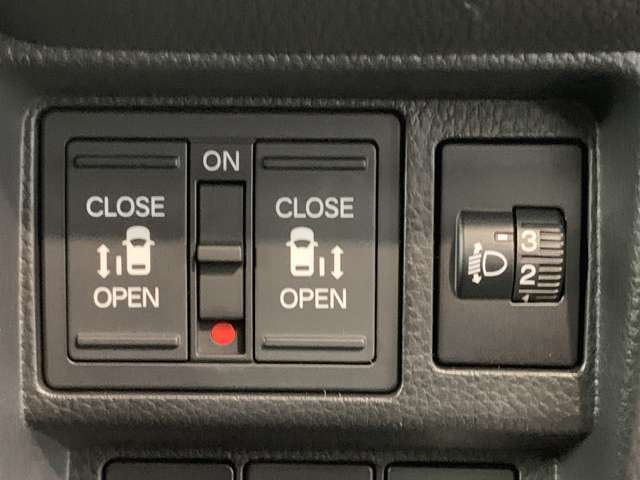 両側電動スライドドア搭載しております！キーレスでの操作も出来ますので便利な機能です。