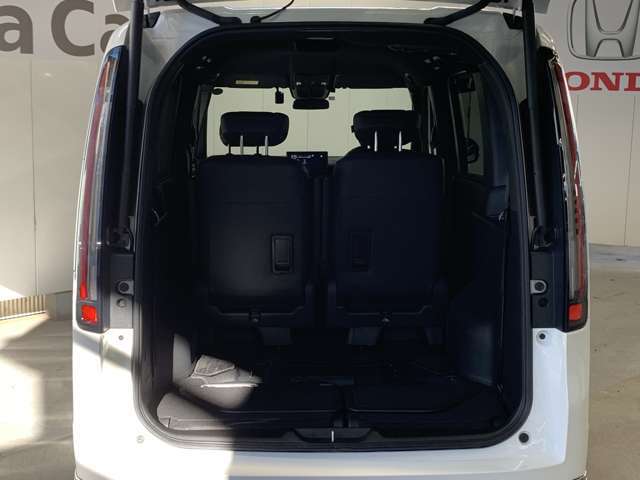 サードシートの格納で、ラゲッジルームも広く、たくさんのお荷物が詰めます！