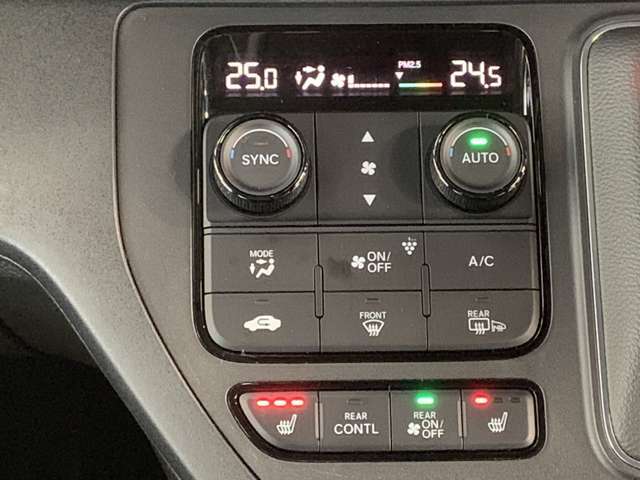 より快適にドライブを過ごして頂ける様に簡単に調整ができるオートエアコンを装備しております！ワンタッチですのでどなたでも簡単に操作できます！室内はこれでいつでも快適に保たれます。