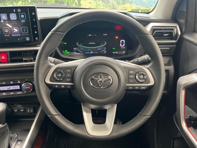 【ステアリングスイッチ】運転中、前方から目線をそらすことなく、オーディオ等の操作が可能な便利機能！安心＆快適なドライブを演出してくれます♪