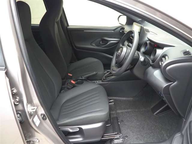 運転席はこのような雰囲気です。このポジションで安全運転です。前後左右の見通しはといってもやはり現車確認がなにより分かりやすいです。ご来店お待ちしております(^^)/