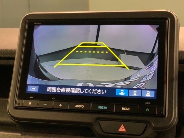 リバースギアに入れるだけで後方の表示へ切り替わります。夜間や雨の日の駐車も楽になりますよ。