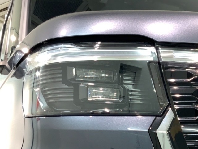 LEDヘッドライトは、点灯の瞬間から最大光量を発揮し、突然暗くなるトンネルなどでの安定感を高めます。