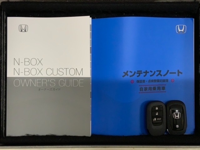 スマートキーは鍵をバッグに入れたままでもドアロックの開閉やエンジンのON・OFFができます。夜間や雨の日も鍵を探さなくて良いので便利です。