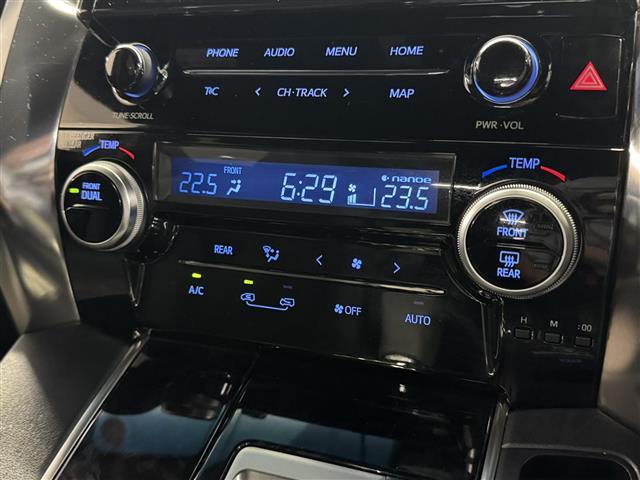 【左右独立オートエアコン】左右独立型、いわゆるデュアルエアコンです。運転席と助手席でそれぞれお好みの温度を設定可能です。