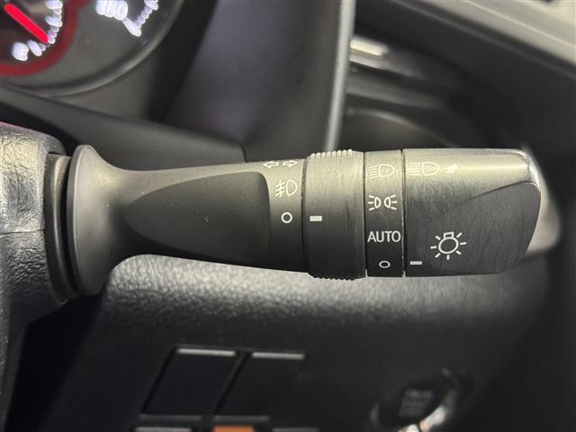 【AHS：アダプティブハイビームシステム】先行車や対向車を避けて前方を照射。周囲のクルマにまぶしい思いをさせないだけでなく、ハイビームを保持したまま走行できる頻度が上がり、夜間でも優れた視認性を確保。