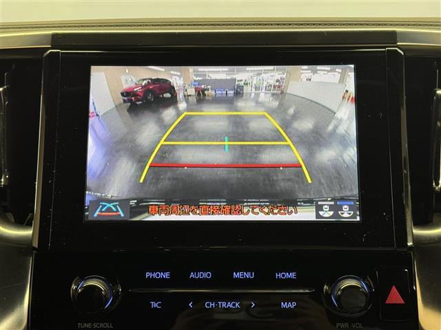 【バックカメラ】駐車時に後方がリアルタイム映像で確認できます。大型商業施設や立体駐車場での駐車時や、夜間のバック時に大活躍！運転スキルに関わらず、今や必須となった装備のひとつです！
