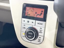 【オートエアコン】一度お好みの温度に設定すれば、車内の温度を検知し風量や温度を自動で調整。暑い…寒い…と何度もスイッチ操作をする必要はありません。快適な車内空間には必須の機能ですね♪