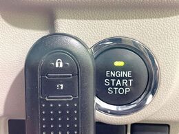 【キーフリーシステム】カバンやポケットに入れたままでもドアの施錠・解錠が可能なスマートキーを装備。エンジンのオン・オフ時もカギを取り出す必要が無いからとっても便利です♪