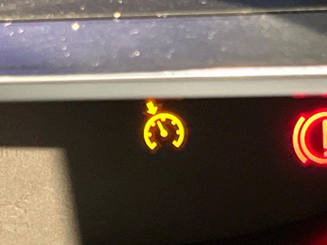 【クルーズコントロール】高速道路もラクラク走行。アクセルを離しても一定速度で走行ができ、長距離運転時の負担を軽減！加速・減速も簡単なスイッチ操作で調整できます。