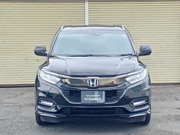 LEDヘッドライトを点灯させた画像です。従来のハロゲンヘッドランプと比べ、省電力、長寿命、大光量のヘッドライトです。より遠くまで明るく照らし、夜間や降雨時などの走行安全性に寄与いたします。