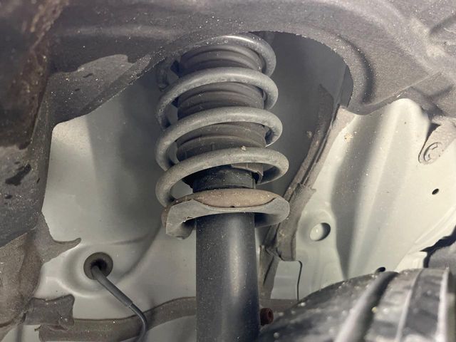 お車を安心してお乗りいただく為には、足回りの定期点検が欠かせません。サービスサポート（有償保証）では無料点検もご提供しており、安心のカーライフをお過ごしいただけるサポート体制が整っています。