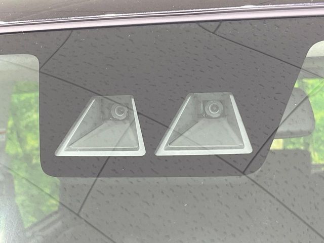 【プリクラッシュセーフティ】前方の車両等を検知し、衝突しそうな時は警報で注意を促し、ブレーキを踏む力をサポート。ブレーキを踏めなかった場合は衝突被害軽減ブレーキが作動、衝突回避をサポートします。