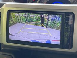 【バックカメラ】駐車時に後方がリアルタイム映像で確認できます。大型商業施設や立体駐車場での駐車時や、夜間のバック時に大活躍！運転スキルに関わらず、今や必須となった装備のひとつです！