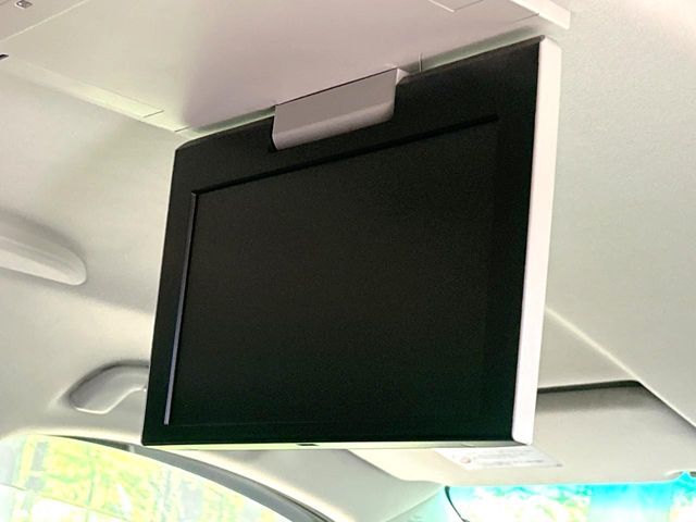 【フリップダウンモニター】大画面モニターで後席でもエンタメをお楽しみいただけます。小さなお子様にも大人気の装備です♪